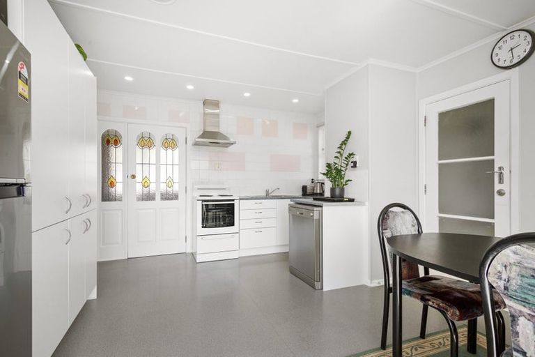 Photo of property in 5 Cara Crescent, Paparangi, Wellington, 6037