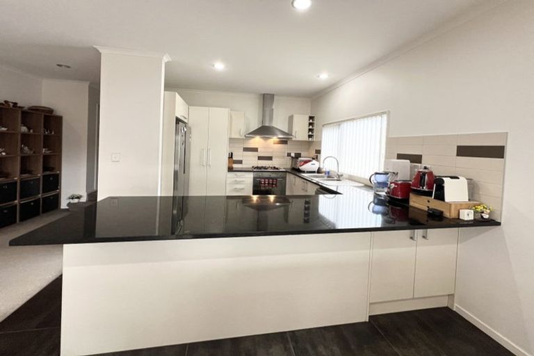 Photo of property in 22 Mulroy Place, Pinehill, Auckland, 0632