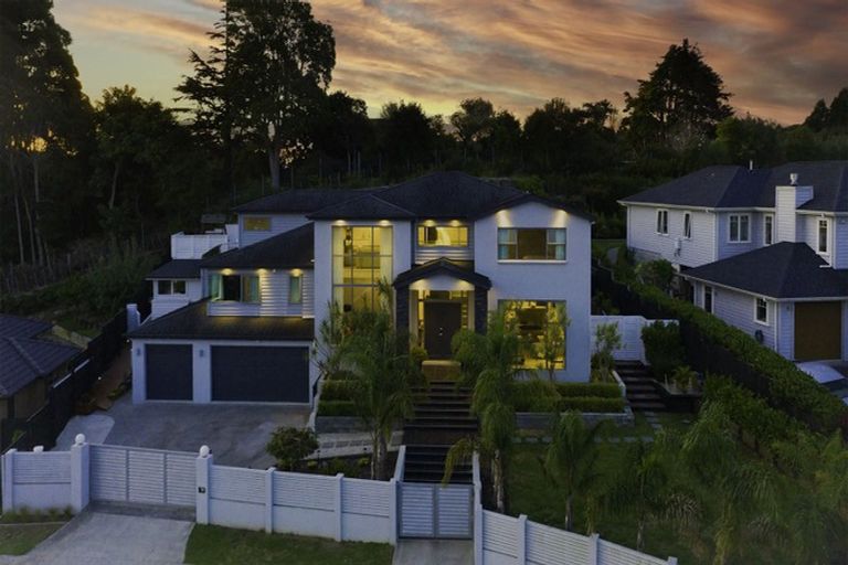 Photo of property in 28 Leburn Crescent, Flat Bush, Auckland, 2016