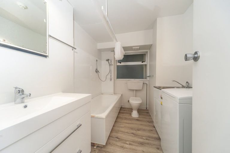 Photo of property in Jerningham Apartments, 20 Oriental Terrace, Oriental Bay, Wellington, 6011