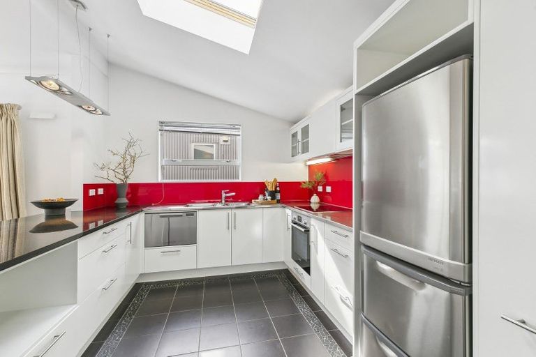 Photo of property in 51b Herald Street, Berhampore, Wellington, 6023