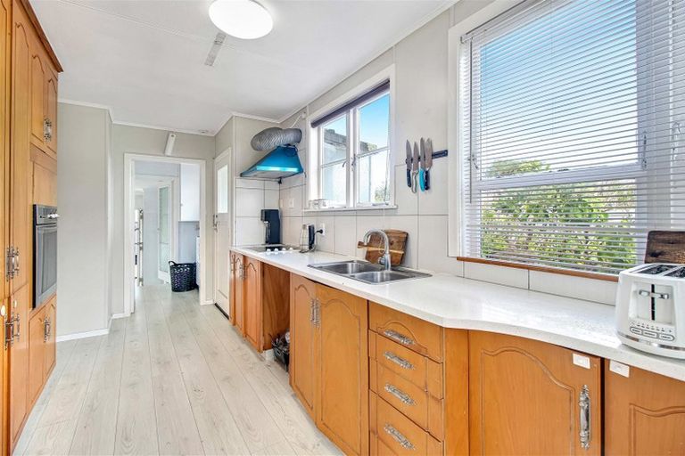 Photo of property in 7 Kaweka Street, New Lynn, Auckland, 0600