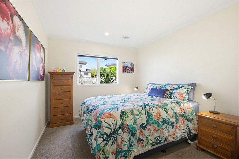 Photo of property in 3 Greenstone Place, Aotea, Porirua, 5024