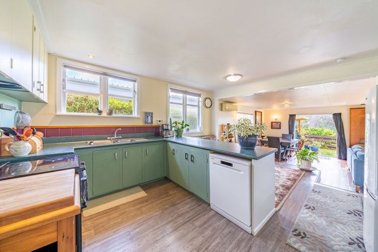 Photo of property in 120 Miromiro Road, Normandale, Lower Hutt, 5010