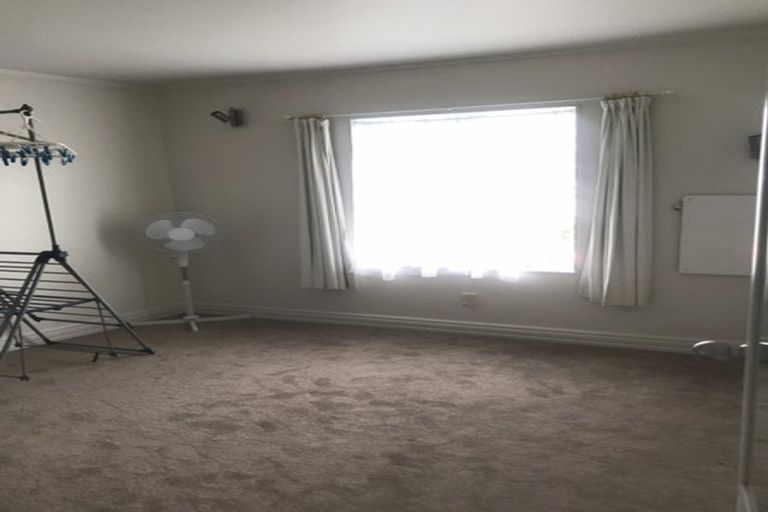 Photo of property in 28 Rewarewa Road, Te Atatu Peninsula, Auckland, 0610