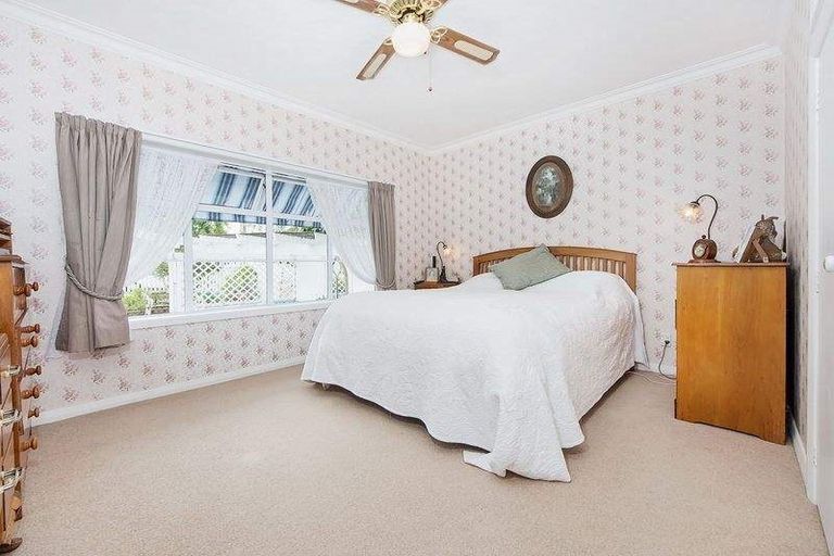 Photo of property in 9 Roberts Road, Te Atatu South, Auckland, 0610