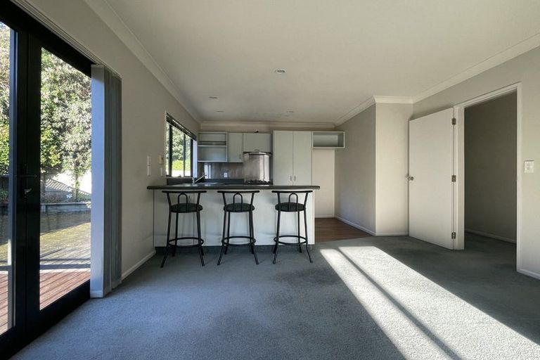 Photo of property in 17 Glanmire Road, Newlands, Wellington, 6037