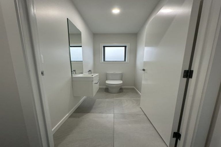 Photo of property in 5 Cassin Place, Taradale, 4112