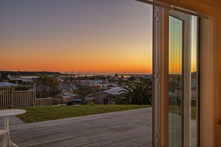 Photo of property in 2 Rangeview Rise, Foxton Beach, Foxton, 4815