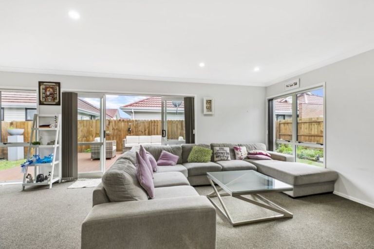 Photo of property in 92 Popokatea Drive, Takanini, 2112