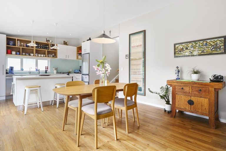 Photo of property in 4 Mccahon Place, Titirangi, Auckland, 0604