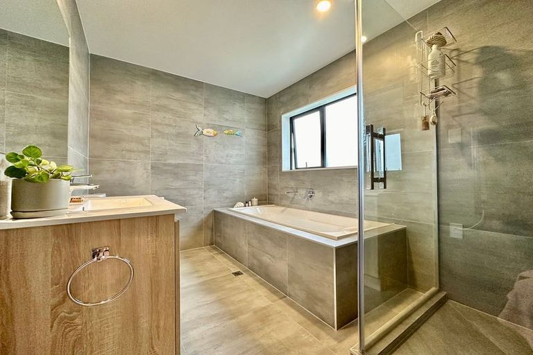 Photo of property in 1/4 Edgerton Road, Te Atatu Peninsula, Auckland, 0610