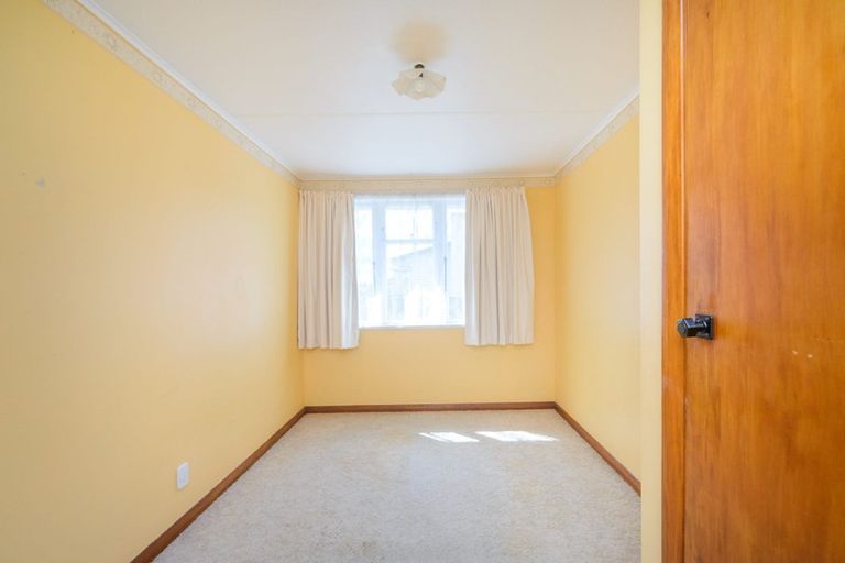 Photo of property in 60 Exeter Crescent, Takaro, Palmerston North, 4412