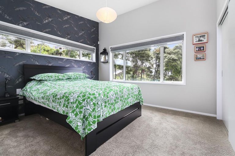 Photo of property in 4 Mccahon Place, Titirangi, Auckland, 0604