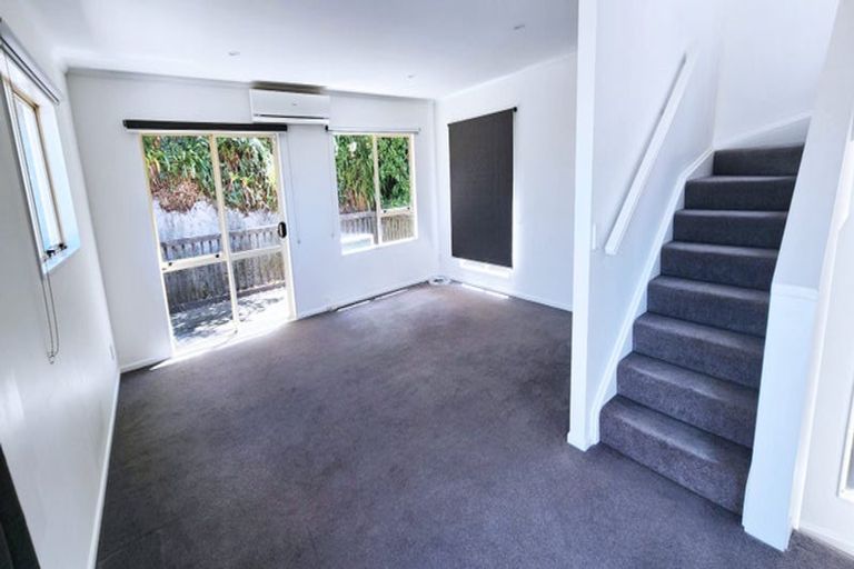 Photo of property in 33u2 Hawker Street, Mount Victoria, Wellington, 6011