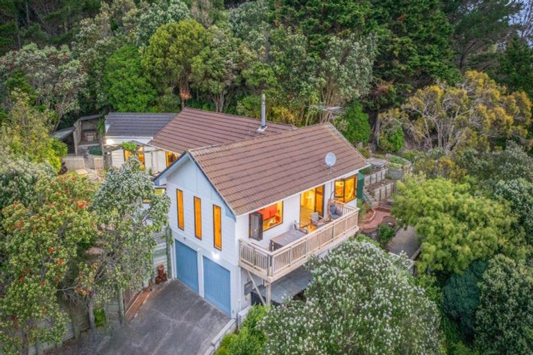 Photo of property in 104 Airlie Road, Plimmerton, Porirua, 5026