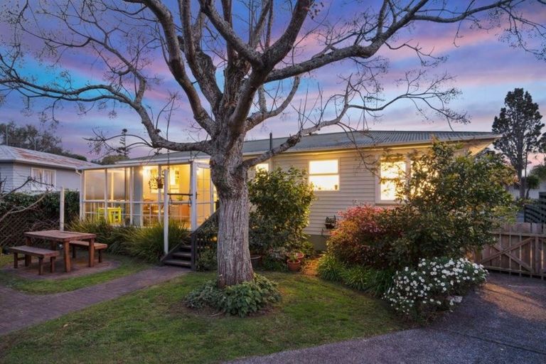 Photo of property in 19 Brennan Avenue, Te Atatu Peninsula, Auckland, 0610