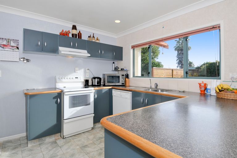 Photo of property in 10 Meadowviews Drive, Welcome Bay, Tauranga, 3112