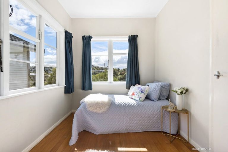 Photo of property in 12 Lyndfield Lane, Newlands, Wellington, 6037