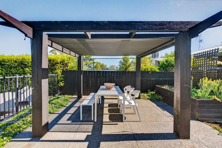 Photo of property in 9 Cobden Crescent, Bluff Hill, Napier, 4110