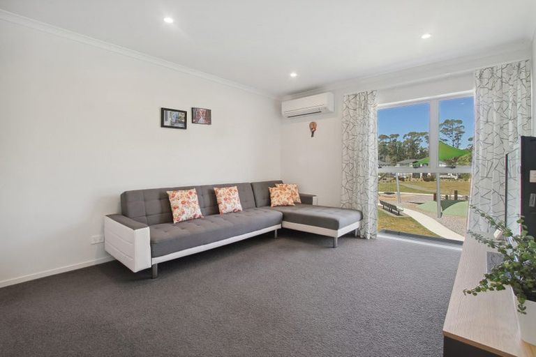 Photo of property in 7 Briddock Way, Swanson, Auckland, 0614