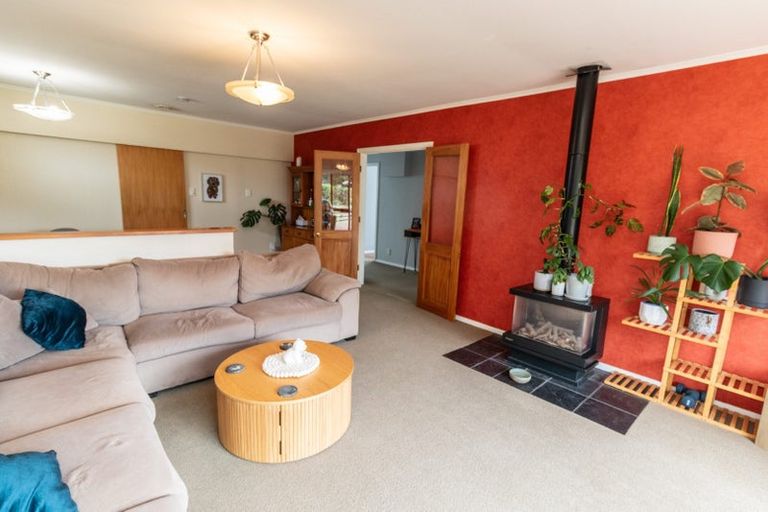 Photo of property in 9 Pinkerton Grove, Newlands, Wellington, 6037