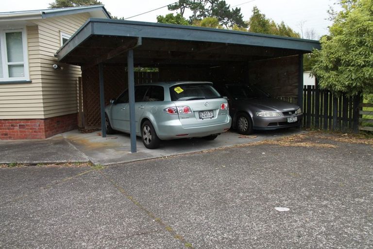 Photo of property in 43 Royal View Road, Te Atatu South, Auckland, 0610