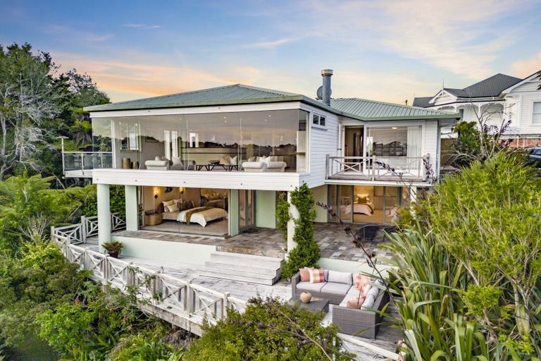 Photo of property in 30 Fairfax Avenue, Northcote, Auckland, 0627