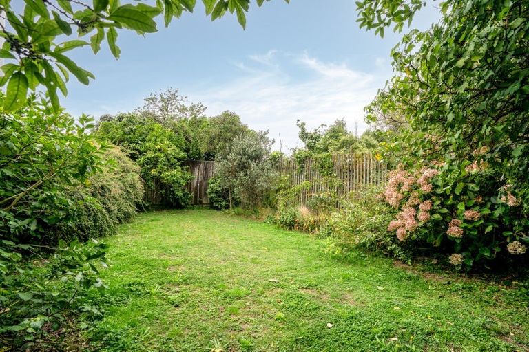 Photo of property in 46 Fortification Road, Karaka Bays, Wellington, 6022