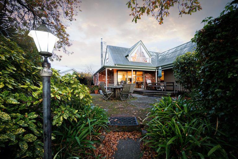 Photo of property in 570 Featherston Street, Roslyn, Palmerston North, 4414