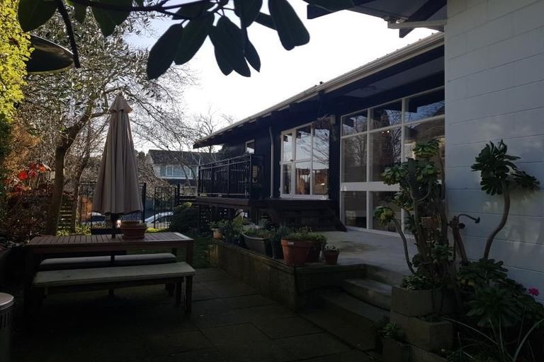 Photo of property in 19 Highfield Place, Avonhead, Christchurch, 8042