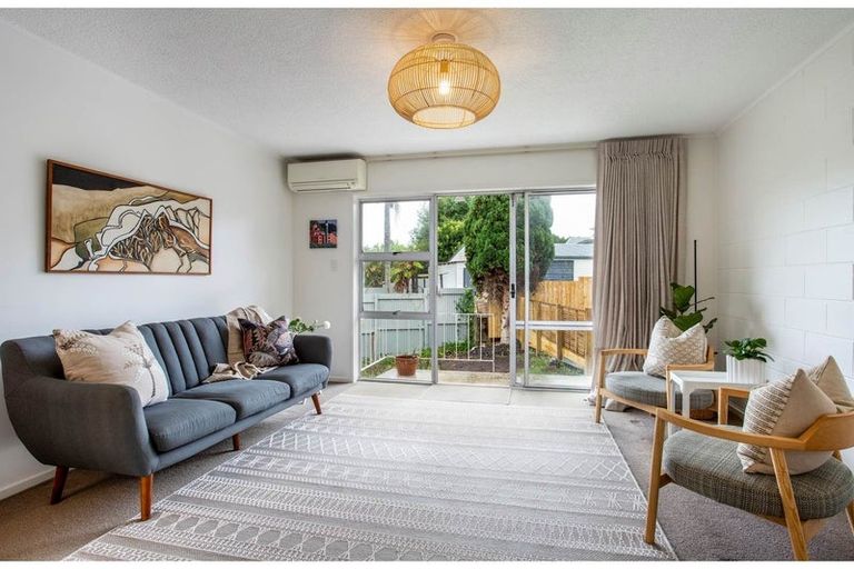 Photo of property in 2/20 Hinau Street, New Lynn, Auckland, 0600