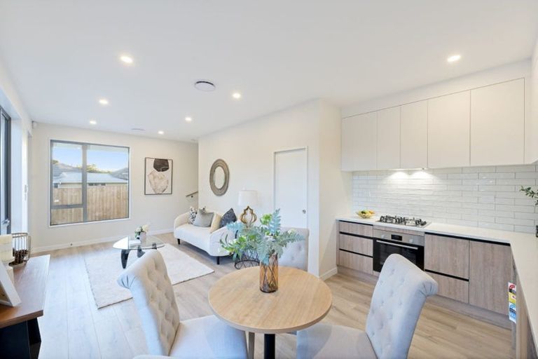 Photo of property in 2/5 Hereford Street, Te Atatu Peninsula, Auckland, 0610