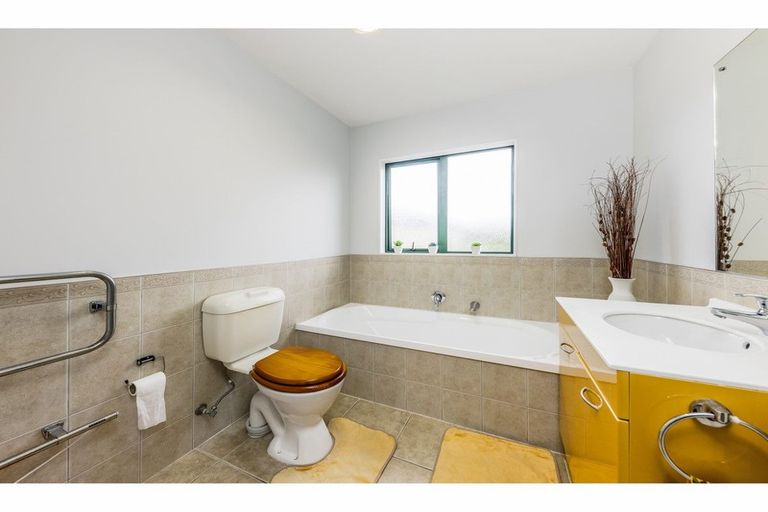 Photo of property in 38 Maypark Crescent, Flat Bush, Auckland, 2016