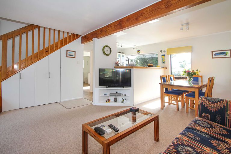 Photo of property in 2/28 Fairdale Place, Birkdale, Auckland, 0626