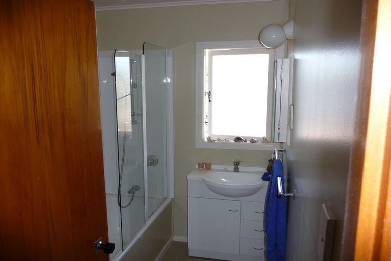 Photo of property in 32 Kervil Avenue, Te Atatu Peninsula, Auckland, 0610