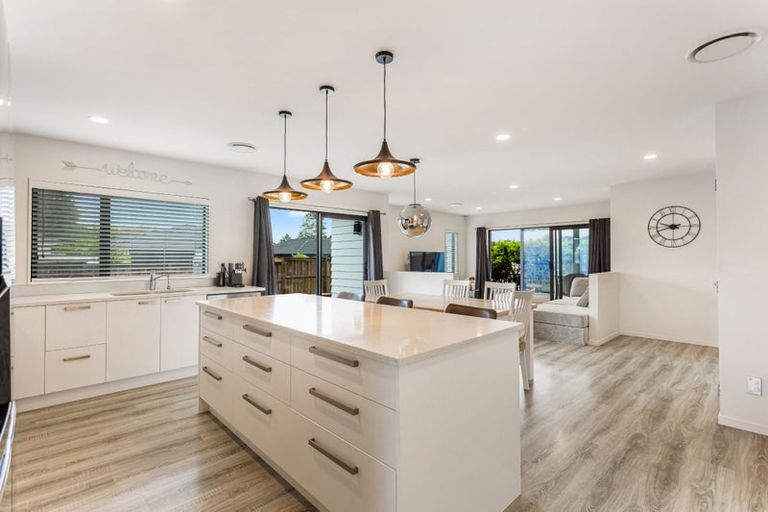Photo of property in 6 Dida Park Drive, Kumeu, 0810