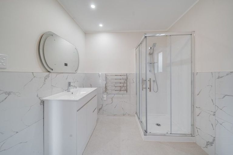 Photo of property in 2 Netherlands Avenue, Kelston, Auckland, 0602