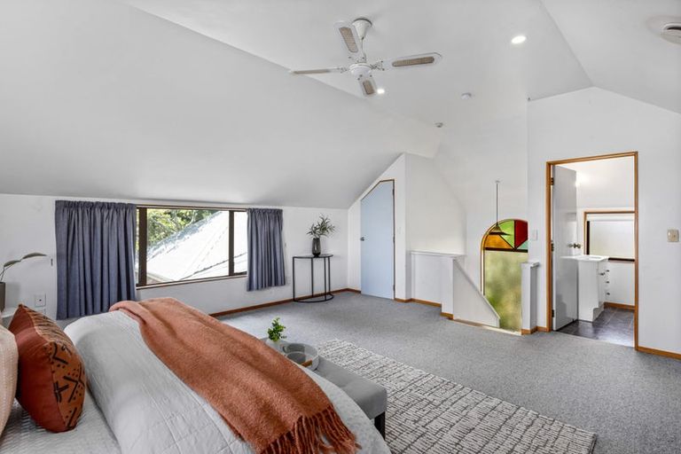 Photo of property in 28 Pohutukawa Avenue, Red Beach, 0932