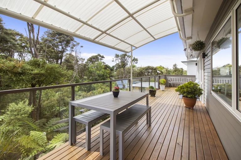 Photo of property in 4 Mccahon Place, Titirangi, Auckland, 0604