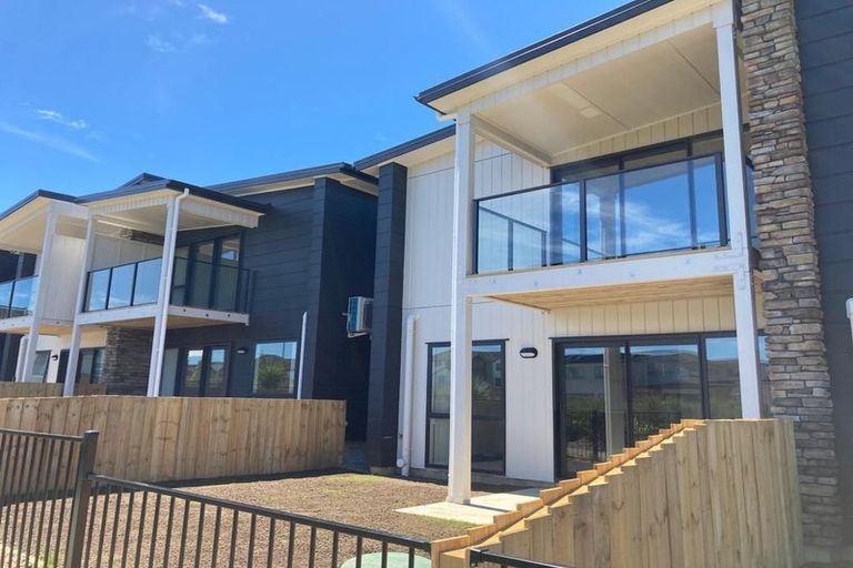 Photo of property in 2/60 Hayfield Way, Karaka, Papakura, 2580