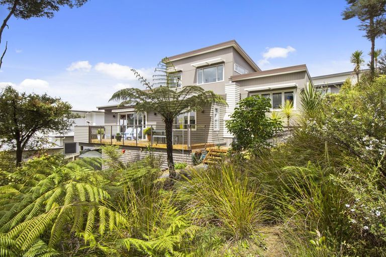 Photo of property in 4 Mccahon Place, Titirangi, Auckland, 0604