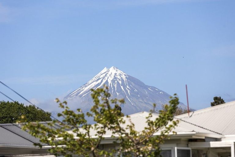 Photo of property in 8 Blenheim Place, Vogeltown, New Plymouth, 4310