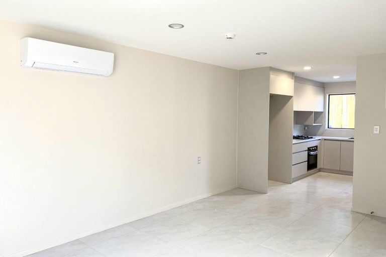 Photo of property in 1/38 Santiago Crescent, Unsworth Heights, Auckland, 0632