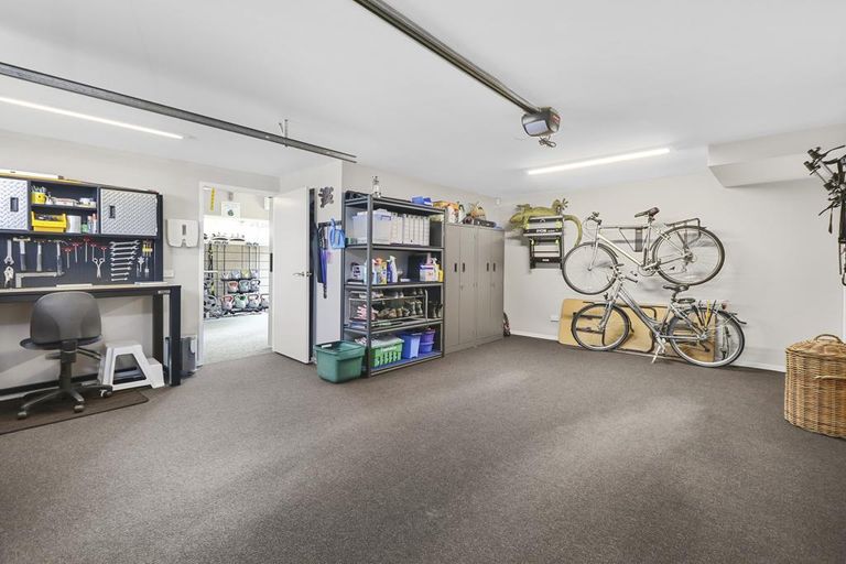 Photo of property in 4 Mccahon Place, Titirangi, Auckland, 0604