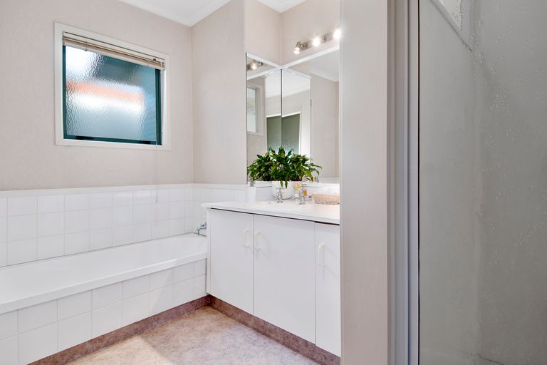 Photo of property in 10 Meadowviews Drive, Welcome Bay, Tauranga, 3112