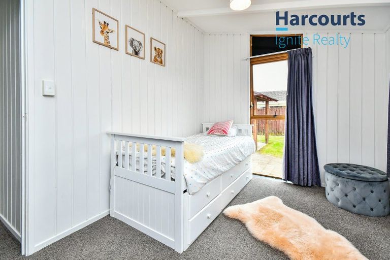 Photo of property in 8 Booker Place, Weymouth, Auckland, 2103