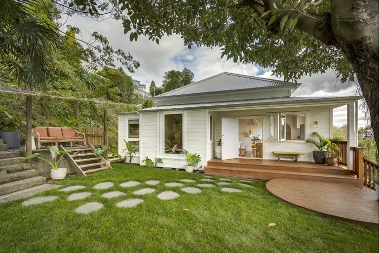 Photo of property in 5 Denholm Road, Hospital Hill, Napier, 4110