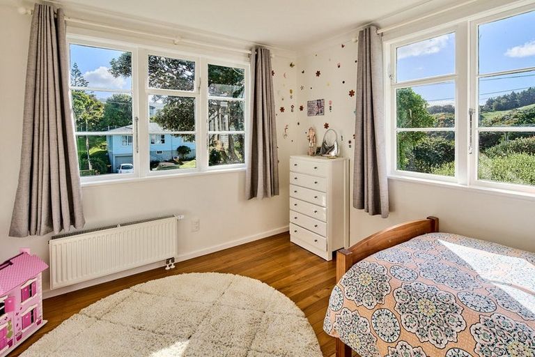 Photo of property in 41 Raroa Terrace, Tawa, Wellington, 5028