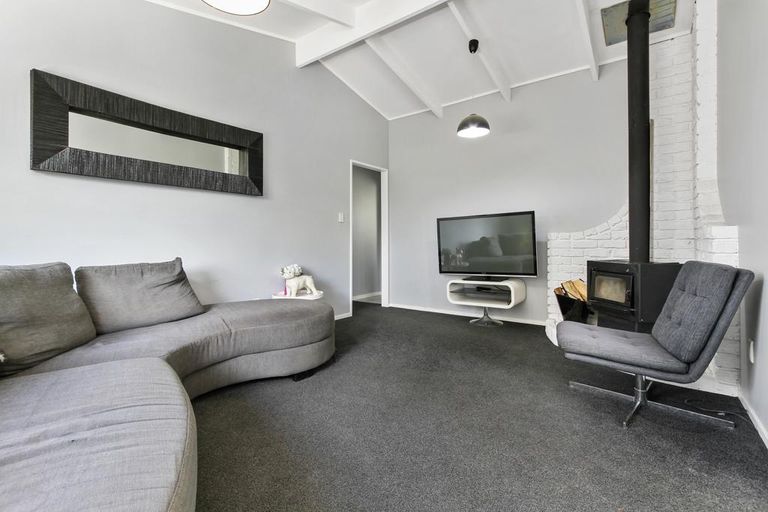 Photo of property in 14 Pitcher Place, Glen Eden, Auckland, 0602